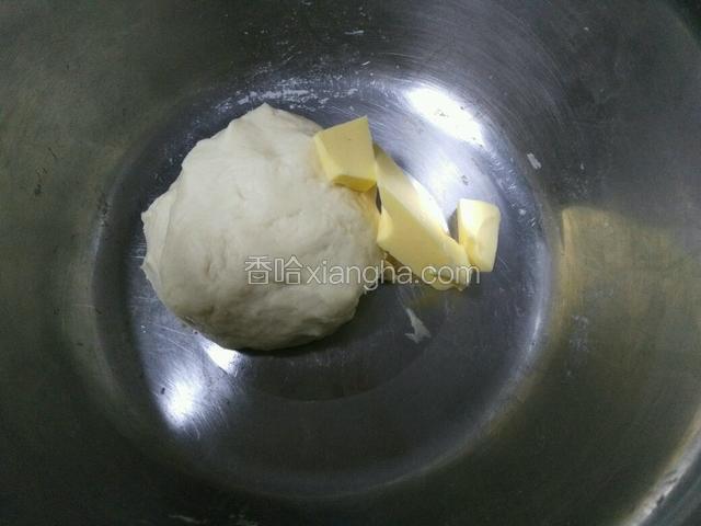 大约15分钟左右面团揉至光滑在加入黄油。