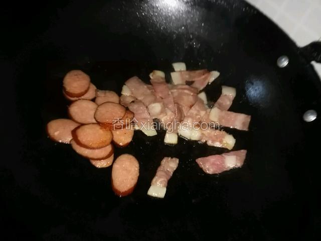 起锅加热，放少许黄油先把红肠和培根放锅里煎至七分熟。在把香菇和洋葱煎至七分熟。