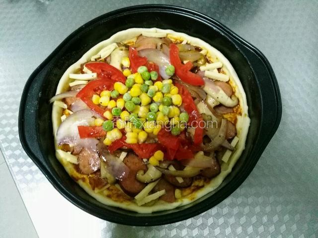 在放香菇，洋葱，几块番茄，玉米粒，青豆。