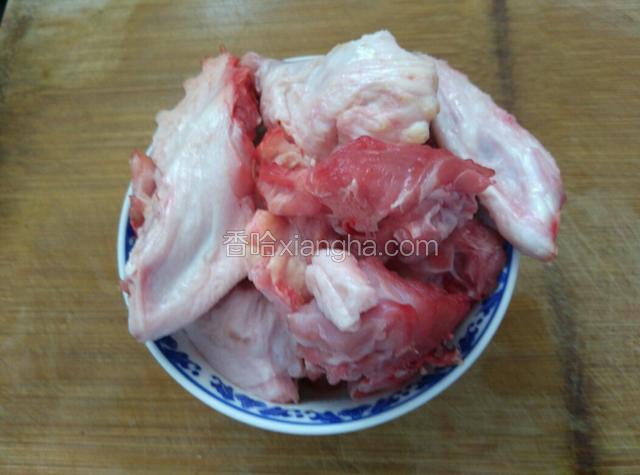 鸭肉适量（用量根据食用人数多少决定），洗净斩块。