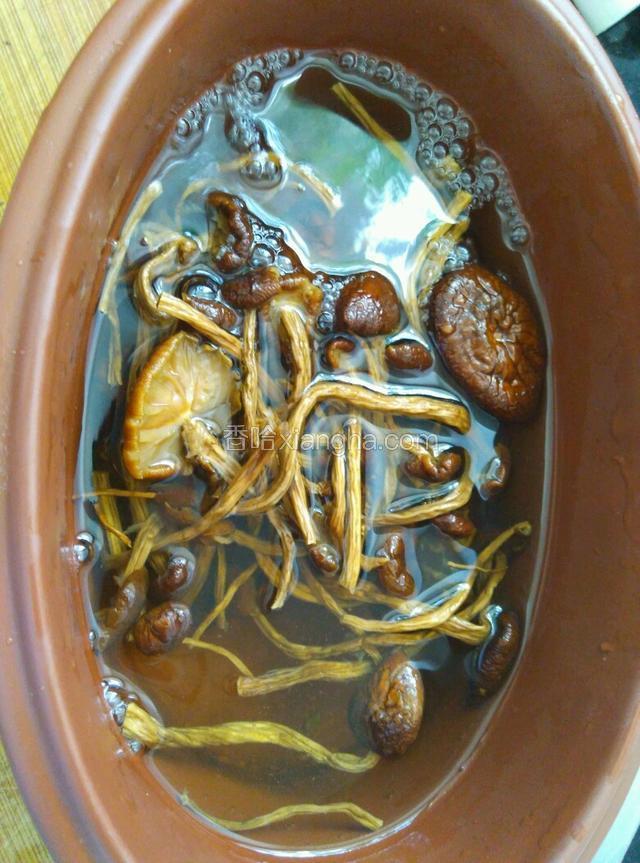 把茶树菇倒入炖盅。