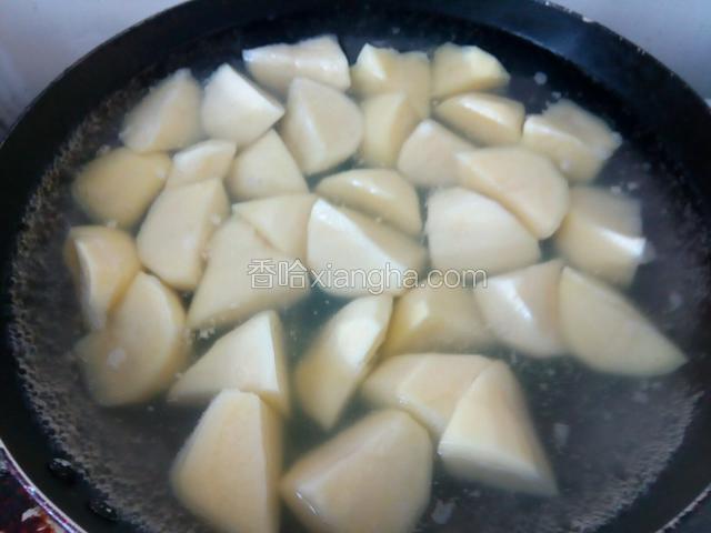 倒入土豆煮