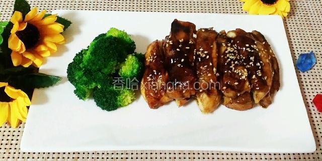 切成块将汁浇在上面撒上少许芝麻。