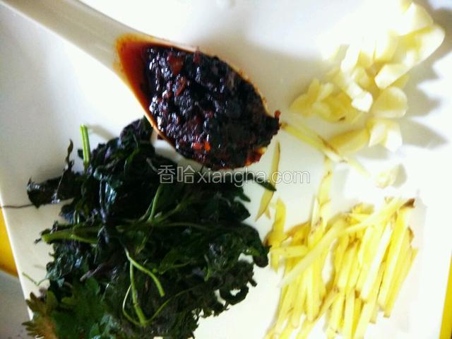蒜蓉，姜丝，紫苏，豆豉酱备料