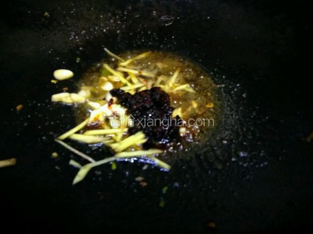 热油锅下姜丝，蒜蓉，豆豉酱爆香