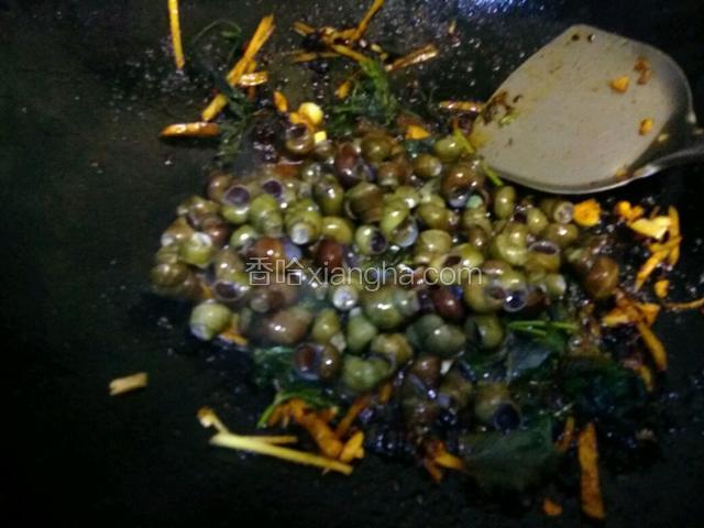 放螺入锅翻炒，给料酒焖一下