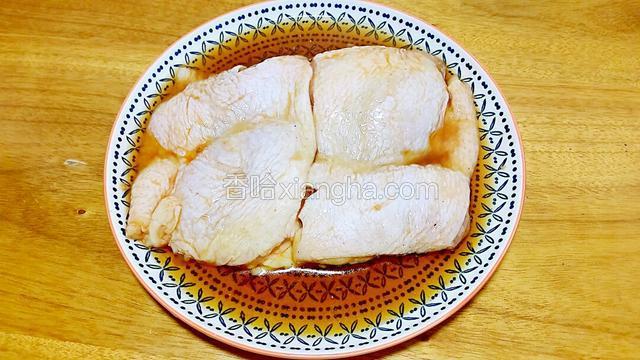 鸡排切开2件，下蜂蜜、豉油、酒、盐、胡椒粉、生粉抹匀，腌4小时备用