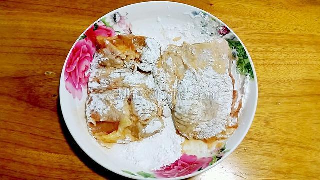 鸡排2面沾上生粉