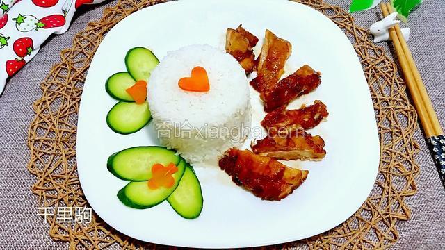 将米饭倒扣在盘子上，放上切件的鸡排、下青瓜和胡萝卜装饰，蜜汁鸡排饭完成，请享用