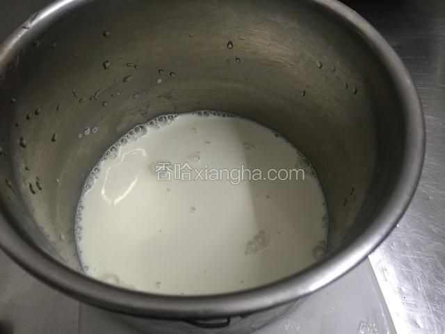 牛奶加热之后冷却到40度左右.