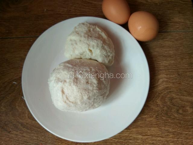 准备食材：馒头、鸡蛋。