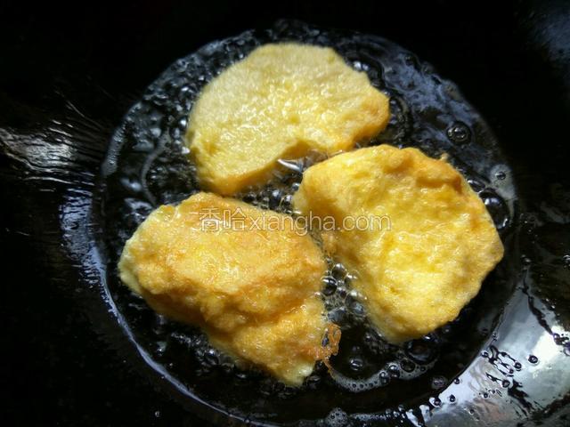 调到小火，炸到金黄色翻面。