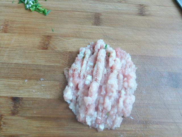 瘦肉洗净剁碎