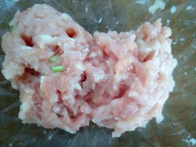 加油，盐，料酒，淀粉搅拌均匀