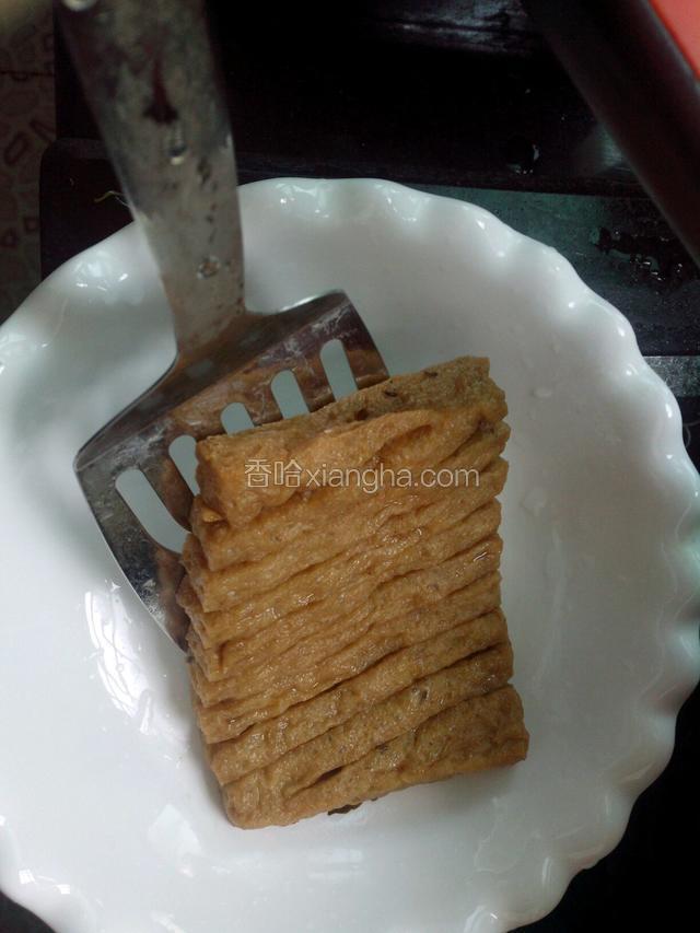 用铲子小心翼翼地铲出来。