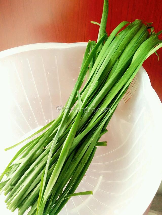 韭菜洗净淋干水分。