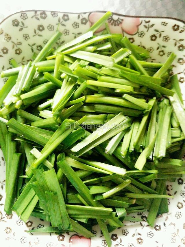 韭菜切段装盘备用。