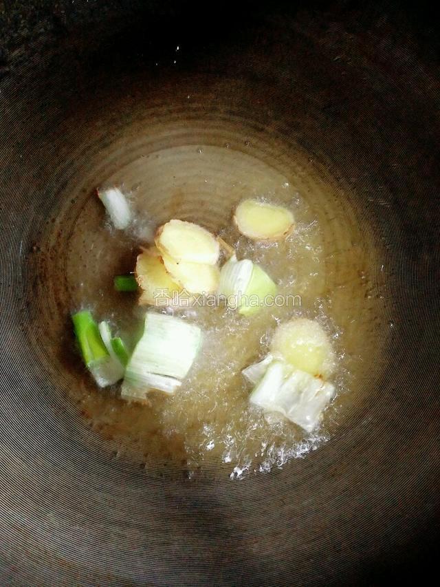锅内放油，肉热后放入葱姜炒出香味。