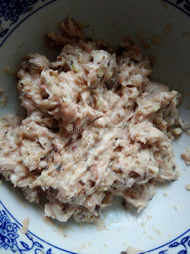山药泥加入肉泥中，放入少量盐，胡椒粉，鸡蛋清用筷子顺着一个方向搅打