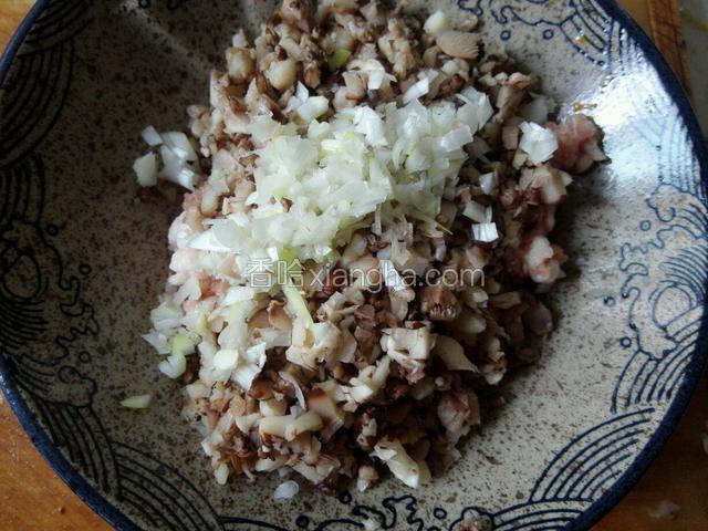 葱切末放入肉泥和香菇末中