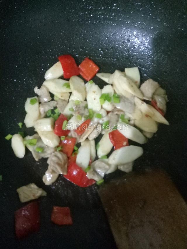 最后加入盐和鸡精调味，撒上葱花即可出锅。