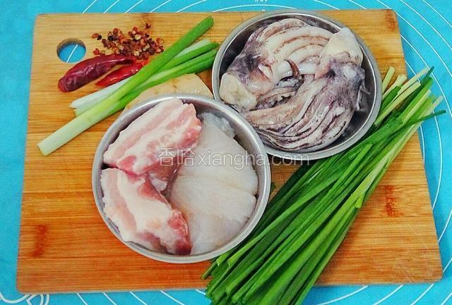 准备食材，鱿鱼花肉龙利鱼肉韭菜洗净控水