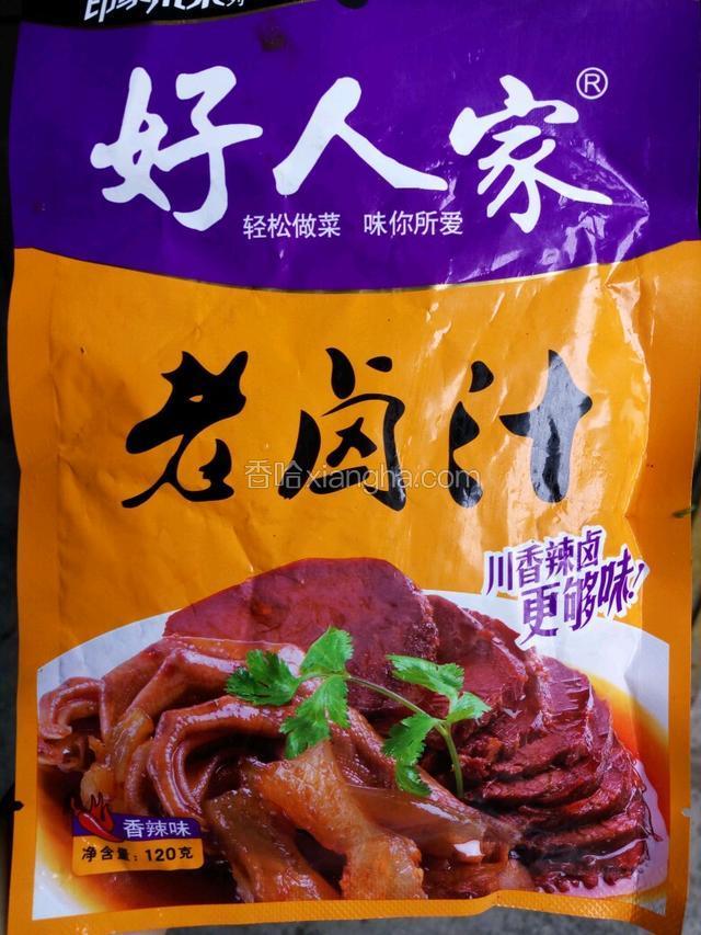 我用的好人家的老卤汁，香辣味的，比较省事。
不要跟我说用这些包装的不好之类的，不想用现成的就自己配卤料，用八角香叶桂皮香奈陈皮草果等每样一点，然后生抽老抽蚝油，冰糖，干辣椒花椒粒，盐，鸡精或味精配成卤料。