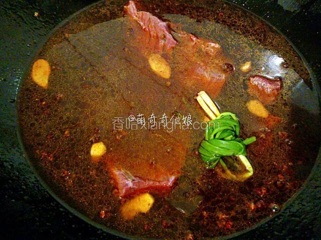 先来卤牛肉，把卤料倒入锅中，加姜蒜，葱结，牛肉，倒入清水没过牛肉，加入少许料酒，大火煮开5分钟后转小火炖1-2小时。
你也可以先将牛肉焯水后再加卤料卤。