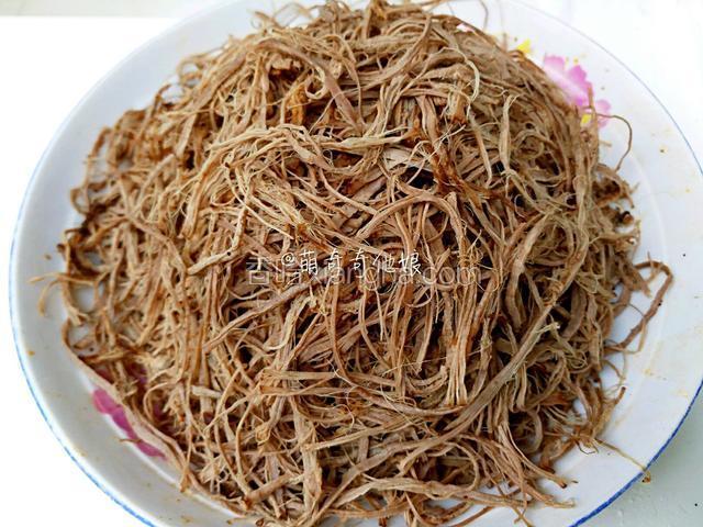 再撕成细丝。
细丝是灯影牛肉的关键，这一步需要足够耐心！