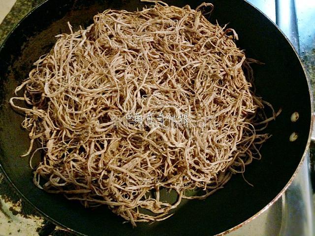 撕好的牛肉丝用不粘平底锅小火烘干，不加油不加水干烘。
也可以用烤箱低温烘干或自然晾干！
