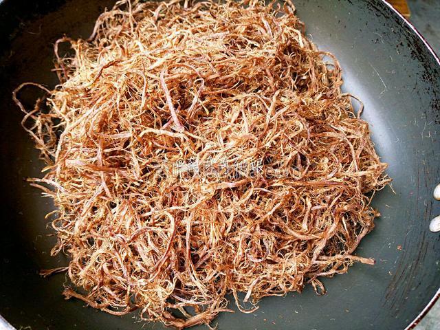 烘干的牛肉丝体积变小蓬松无水份，盛出备用。
不用太干也可以的！