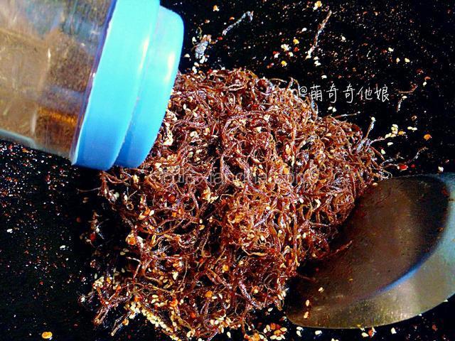 再调入适量花椒粉，五香粉，少许白糖，鸡精，少许芝麻油炒匀即可，灯影牛肉就做好了。
白糖随自己口味来加，灯影牛肉本身就是有点点带甜味的才好吃。
盐在卤的时候就加够，所以这里就不加了。芝麻油也是随意的，可加可不加，加了更香！