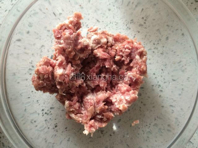 绞好的肉馅放入大碗