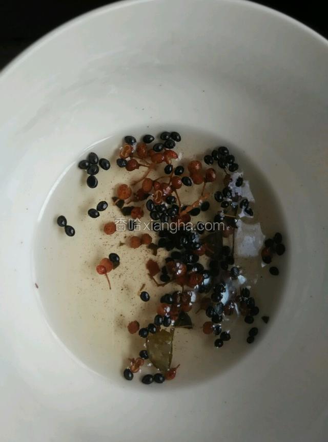 倒入焖煮好的花椒水