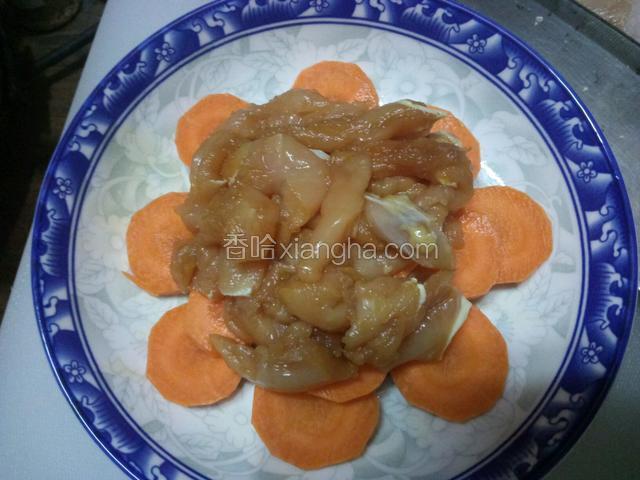 把腌制好的鸡肉和胡萝卜一起放盘子里