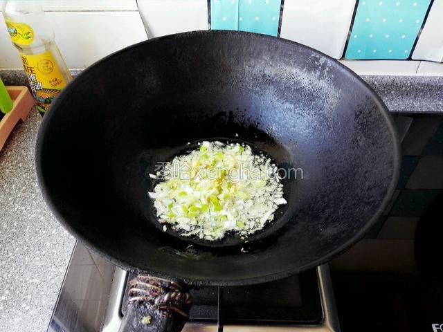 热锅凉油爆香葱姜蒜末