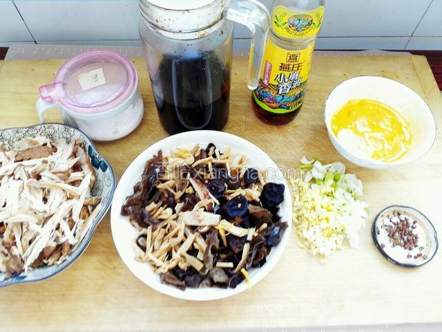 鸡子提前炖熟凉后撕成鸡肉丝，黄花，木耳，香菇泡发洗净切丝，葱姜蒜切末，盐，酱油，香油，鸡蛋，花椒备齐。