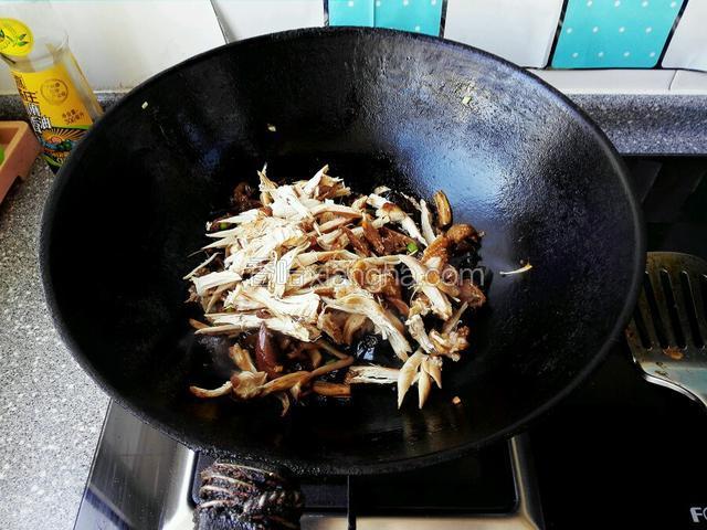 倒入鸡肉丝继续炒匀