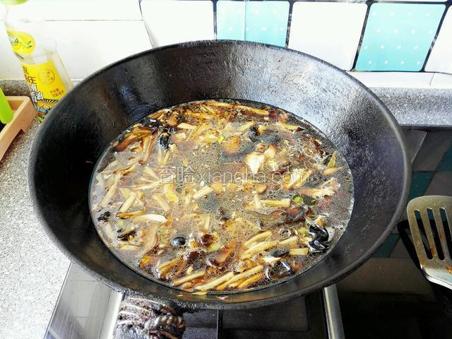在倒入鸡汤，适量添加点盐够咸就行了
