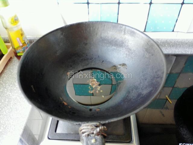 洗净锅放少许香油，在倒入数粒花椒炸香