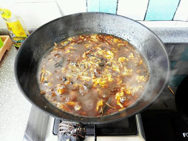 淋入打散鸡蛋液，片刻蛋液成蛋花浮卤上关火成入盆中