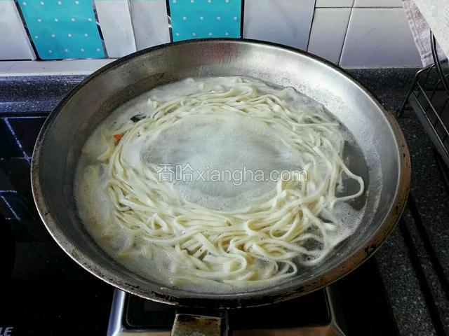 锅中清水开后，下入面条煮熟用漏勺捞岀过水控净