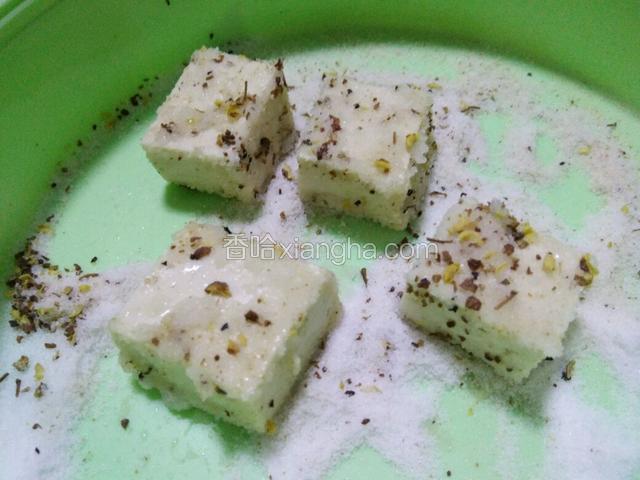 豆腐像图中那样裹满盐料，都是这样做