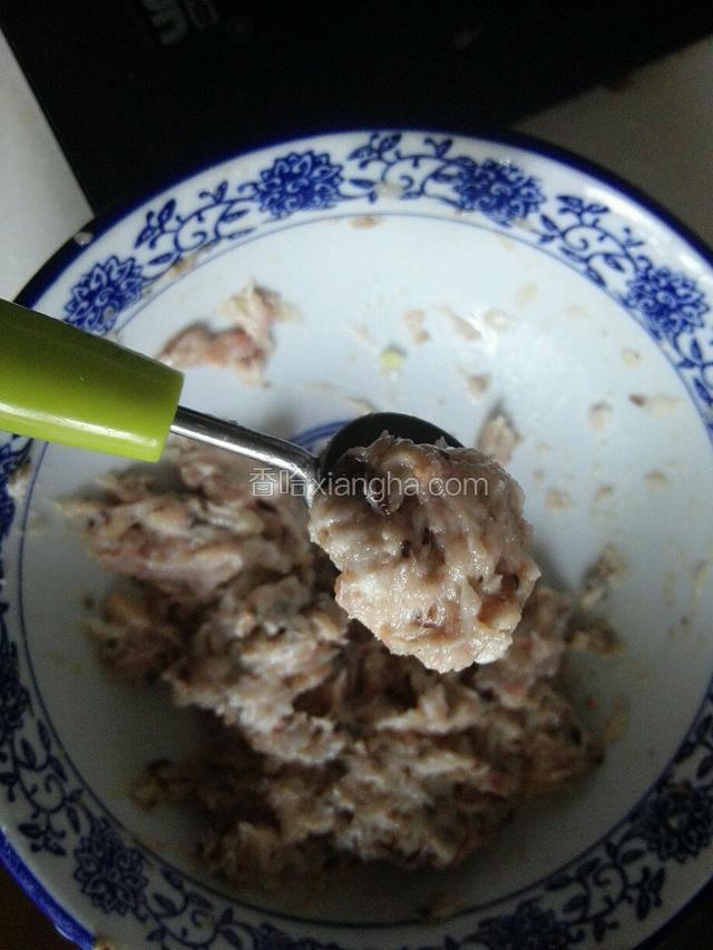 用勺子挖一块肉泥