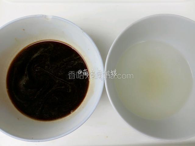1勺白糖用半碗温水化开，2勺红糖同样用温水化开。
勺子就一般家用喝汤的勺子，碗就是一般吃饭盛的碗。
