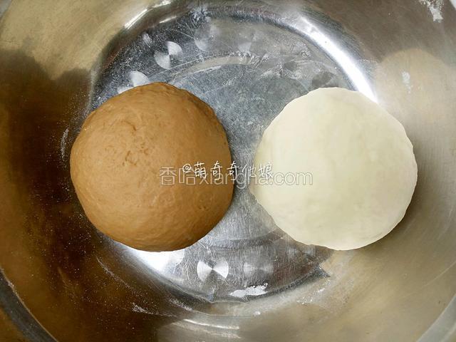 白糖水也倒入大点的盆中，加入面粉，盐和泡打粉搅匀揉成光滑面团。
两个揉好的面团一旁盖保鲜膜醒发至少1小时。