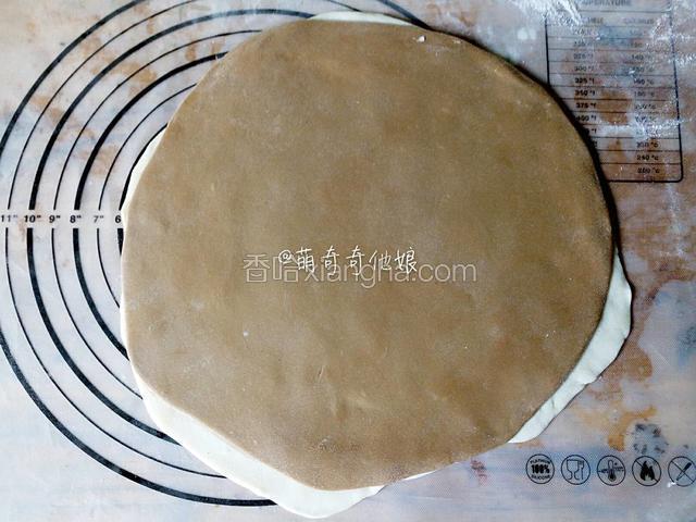 白色面片上面抹点清水，放上红色面团重叠。
抹清水是为了两个面片更好的粘连。