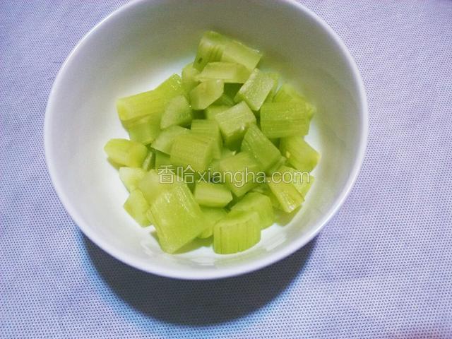 青笋去皮，切丁