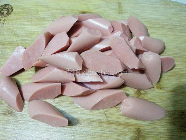 将火腿肠去包装膜，然后滚切块