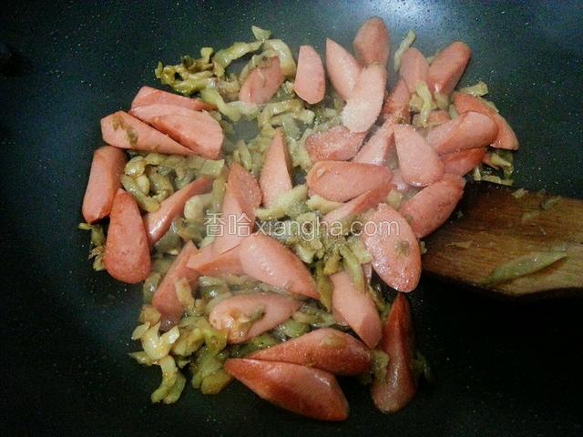 然后加少许盐和料酒